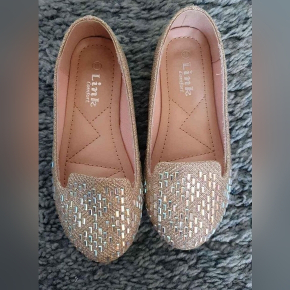 Girls size 11 in gold and silver - like new - for flower girl or occasion - Picture 2 of 3